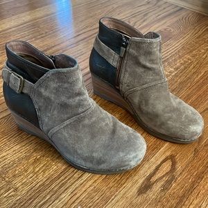 Dansko “Shirley” wedge ankle bootie brown/grey suede and leather size 39